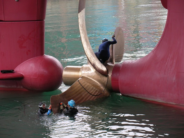 プロペラ研磨作業状況の画像