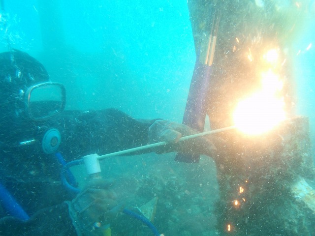 水中アーク切断作業状況の画像