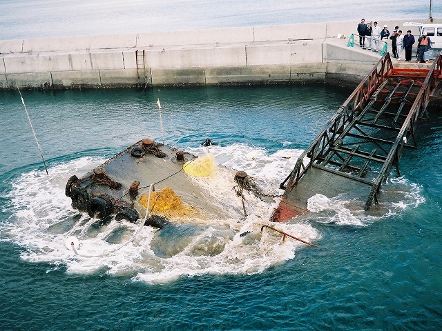 沈没桟橋浮上作業状況の画像
